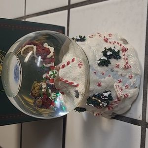 Boyd's Bear snow globe